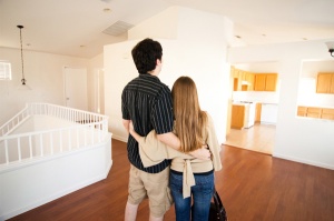 Couple-looking-at-new-home_tplxlc